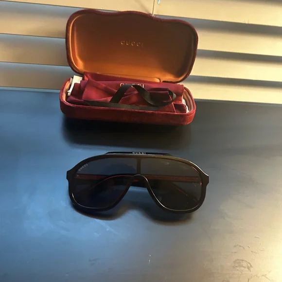 Gucci Black Sunglasses with Burgundy Case - Picture 2 of 6